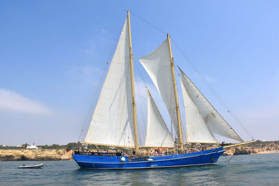 Vilamoura: Algarve Coast 3-Hour Sailing Cruise With Open Bar - What the three hours feel like