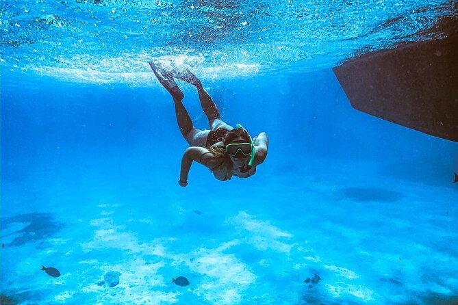 VIP Morning Delight Champagne Sailing and Snorkeling with Lunch - Sailing Aruba’s coast before the first snorkel