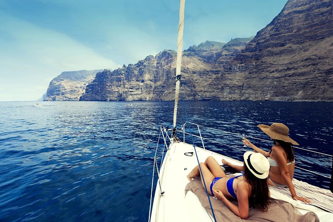 Whales & Dolphins watching in exclusive sailboat - Watching pilot whales without chasing them
